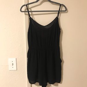 🍃🌼3/$20 DIVIDED Black Romper (US 6)
